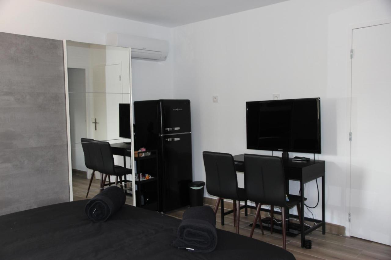 Maison D'Hote Villa Monique กูจส์-เลส์-แป็งส์ ภายนอก รูปภาพ